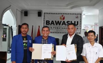Foto Bersama Ketua Bawaslu Kota Pematangsiantar dan Anggota Bersama Ketua DPC GAMKI Kota Pematangsiantar Serta Sekeretaris DPC  Setelah menandatangani MoU.