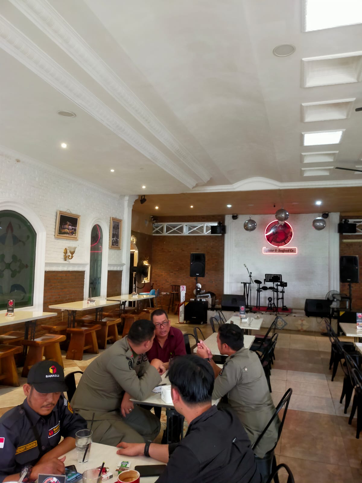 komisioner Bawaslu Kota Pematangsiantar koordinator divisi Penanganan Pelanggaran dan Penyelesaian Sengketa Riky Fernando Hutapea DAN  Satuan Polisi Pamong Praja  Kota Pematangsiantar