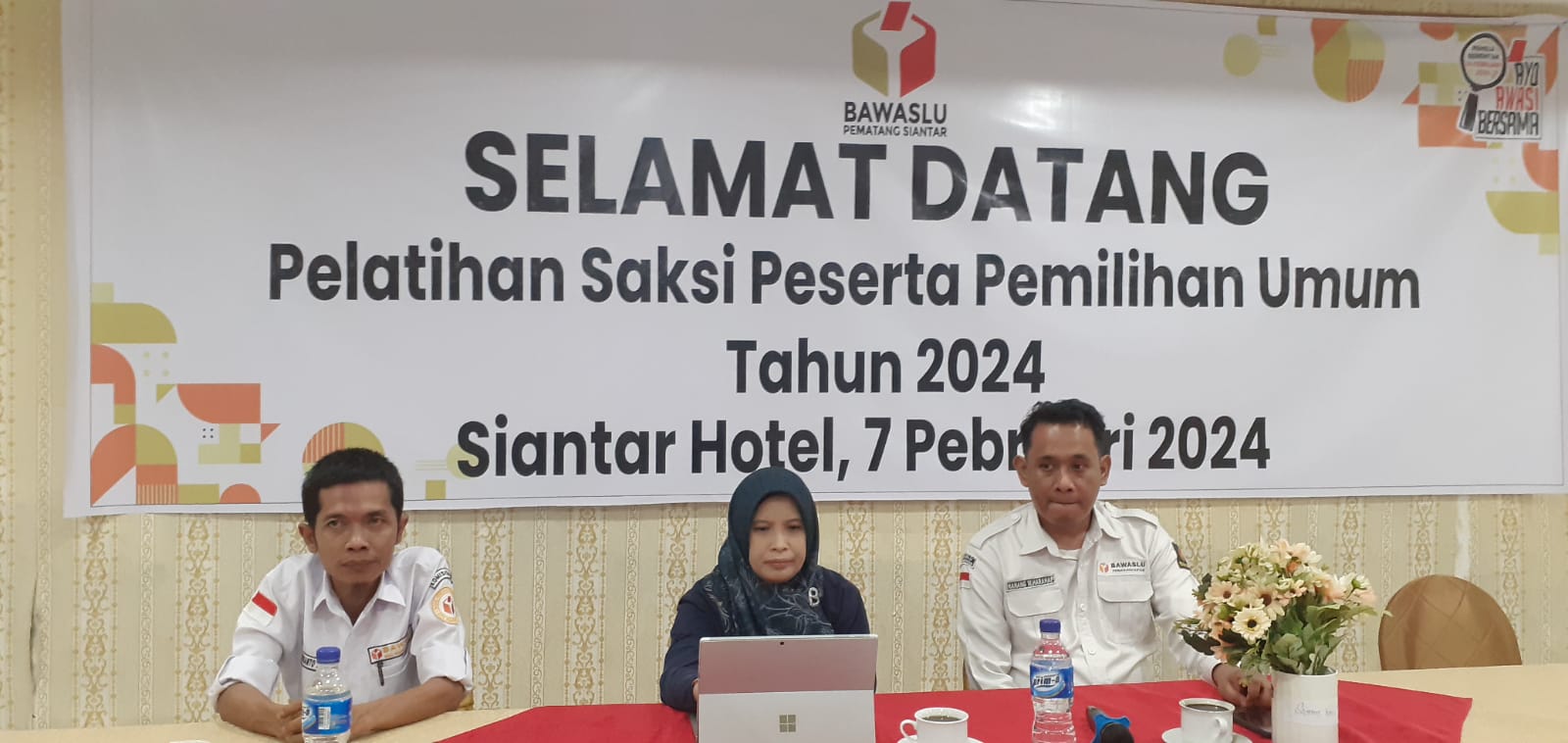 Ketua dan Anggota Bawaslu Kota Pematangsiantar bersama Eks. Ketua Bawaslu Provinsi Sumatera Utara Syafrida Rasahan.