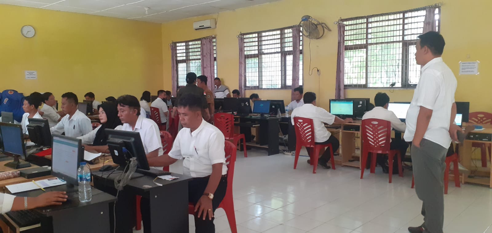 Ketua bawaslu Kota Pematangsiantar Nanang Wahyudi Harahap awasi Langsung Seleksi Tertulis Calon Anggota Panwascam Baru Untuk Pemilihan Serentak Tahun 2024.