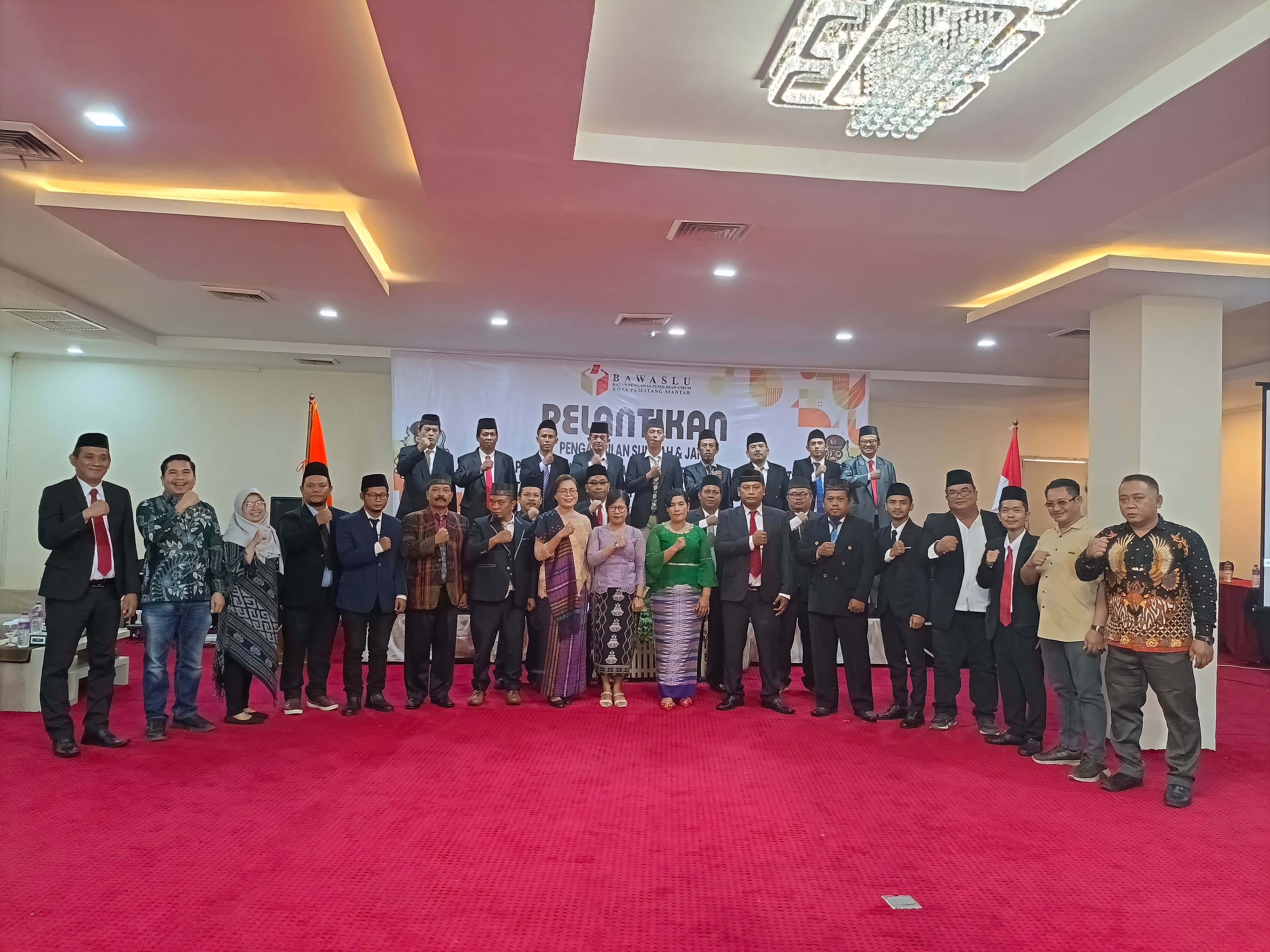 24 Anggota Panwaslu Kecamatan Berfoto Bersama Dengan Komisioner Bawaslu dan Komisioner KPU Kota Pematangsiantar