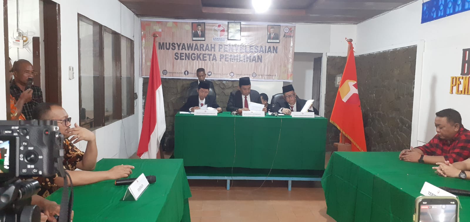 Majelis di tengah, sebelah kiri Pemohon dan Sebelah kanan termohon