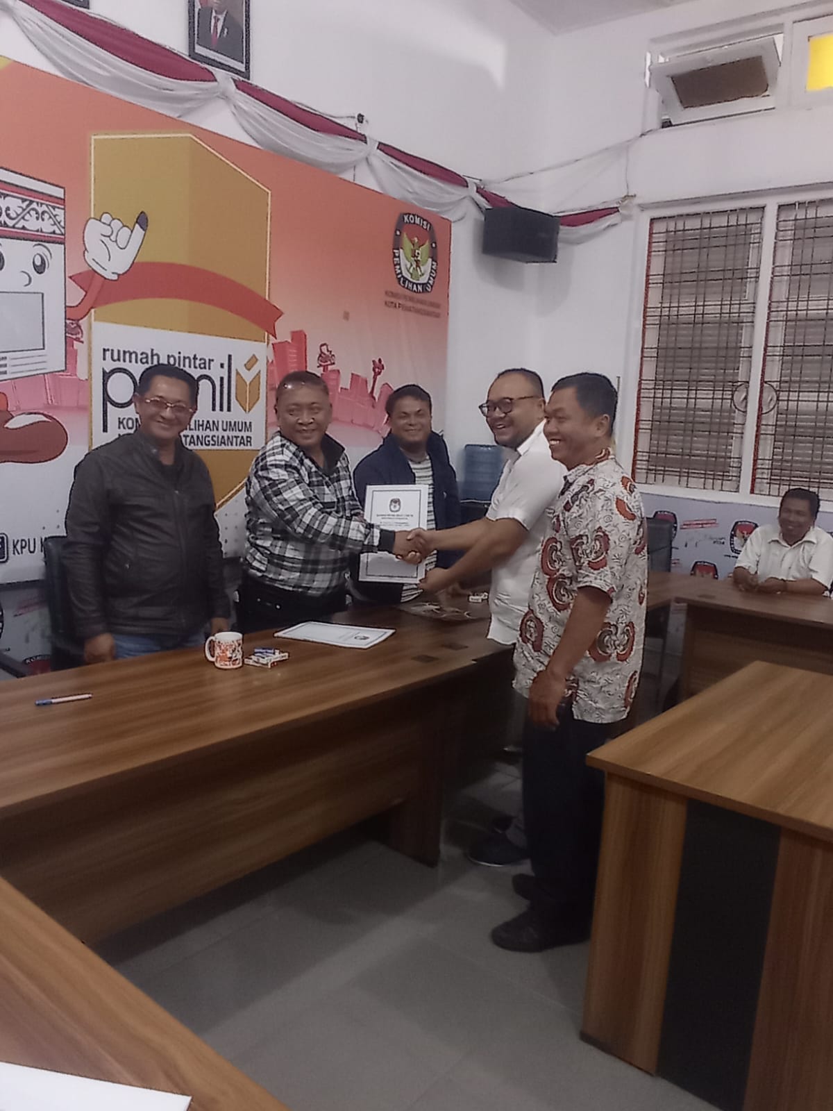 KPU Kota Pematangsiantar Serahkan  Berita Acara Penerimaan Persyaratan Dukungan Bakal pasangan Calon walikota dan Wakil walikota Perseorangan dalam Pemilihan Walikota dan Wakil Walikota Pematangsiantar kepada Hendra Simanjuntak dan Kiswandi.