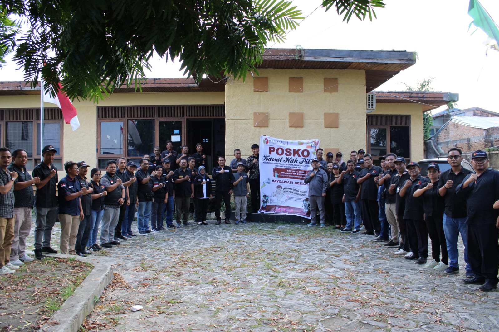 etua dan Anggota Bawaslu Kota Pematangsiantar Foto bersama dengan Panwascam dan PKD Se-Kota Pematangsiantar launching Posko Kawal Hak Pilih