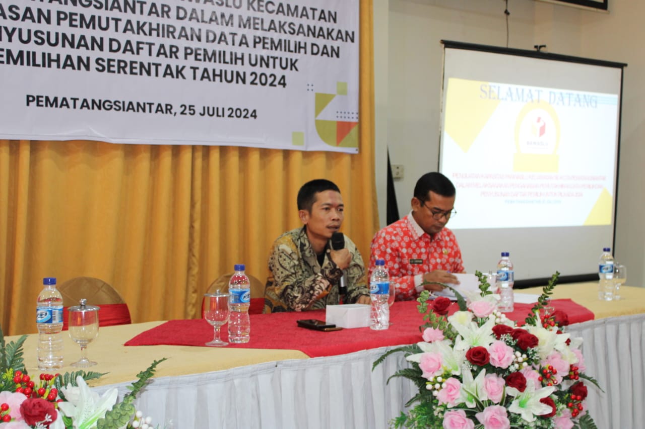 Koordinator Divisi Hukum,Pencegahan, Partisipasi masyarakat dan Hubungan Masyarakat Frenki Dermanto Sinaga S.H. bersama Dukcapil kota Pematangsiantar