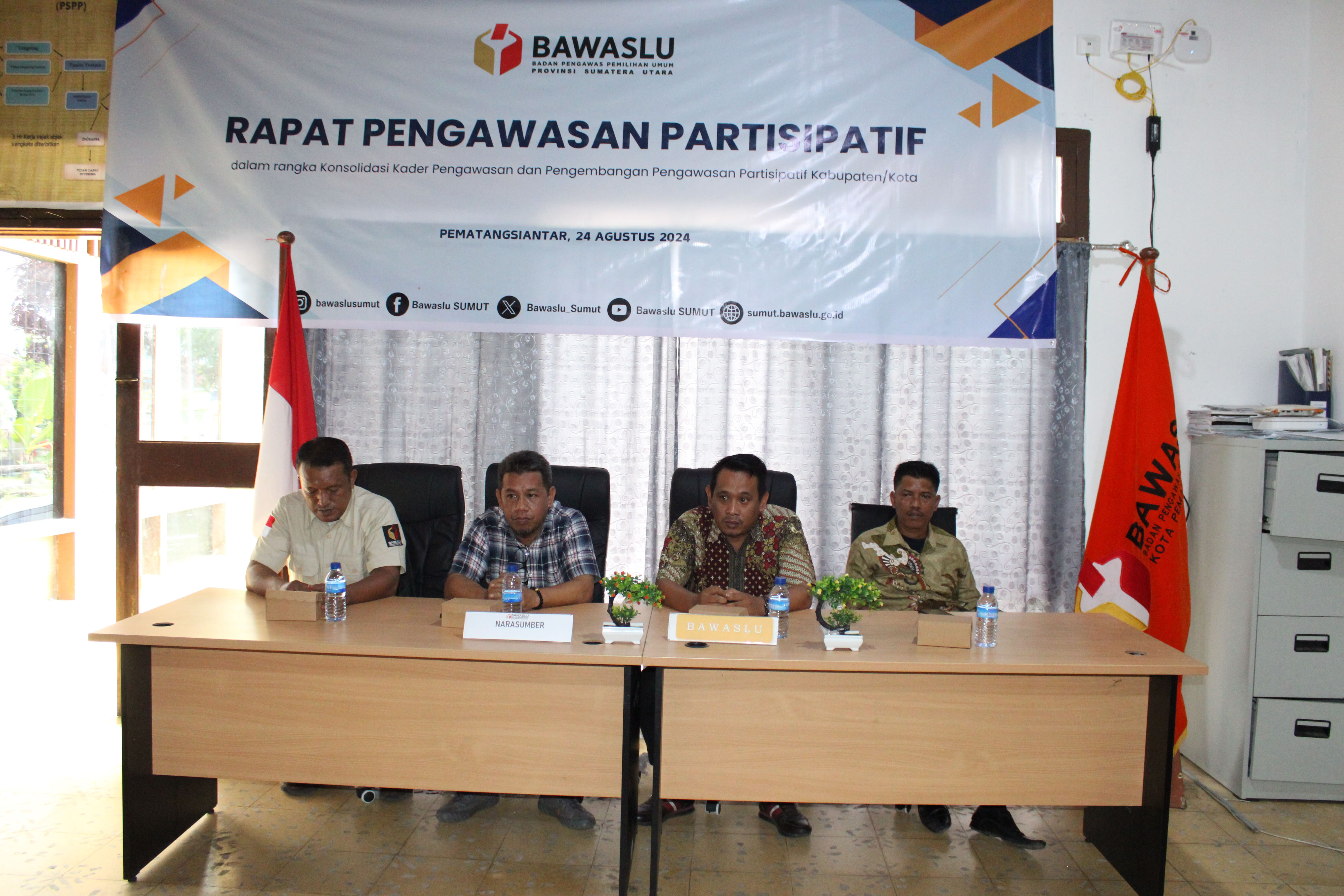 ketua Bawaslu kota Pematangsiantar bersama kabag. pengawasan bawaslu Provinsi sumatera Utara dan Narasumber