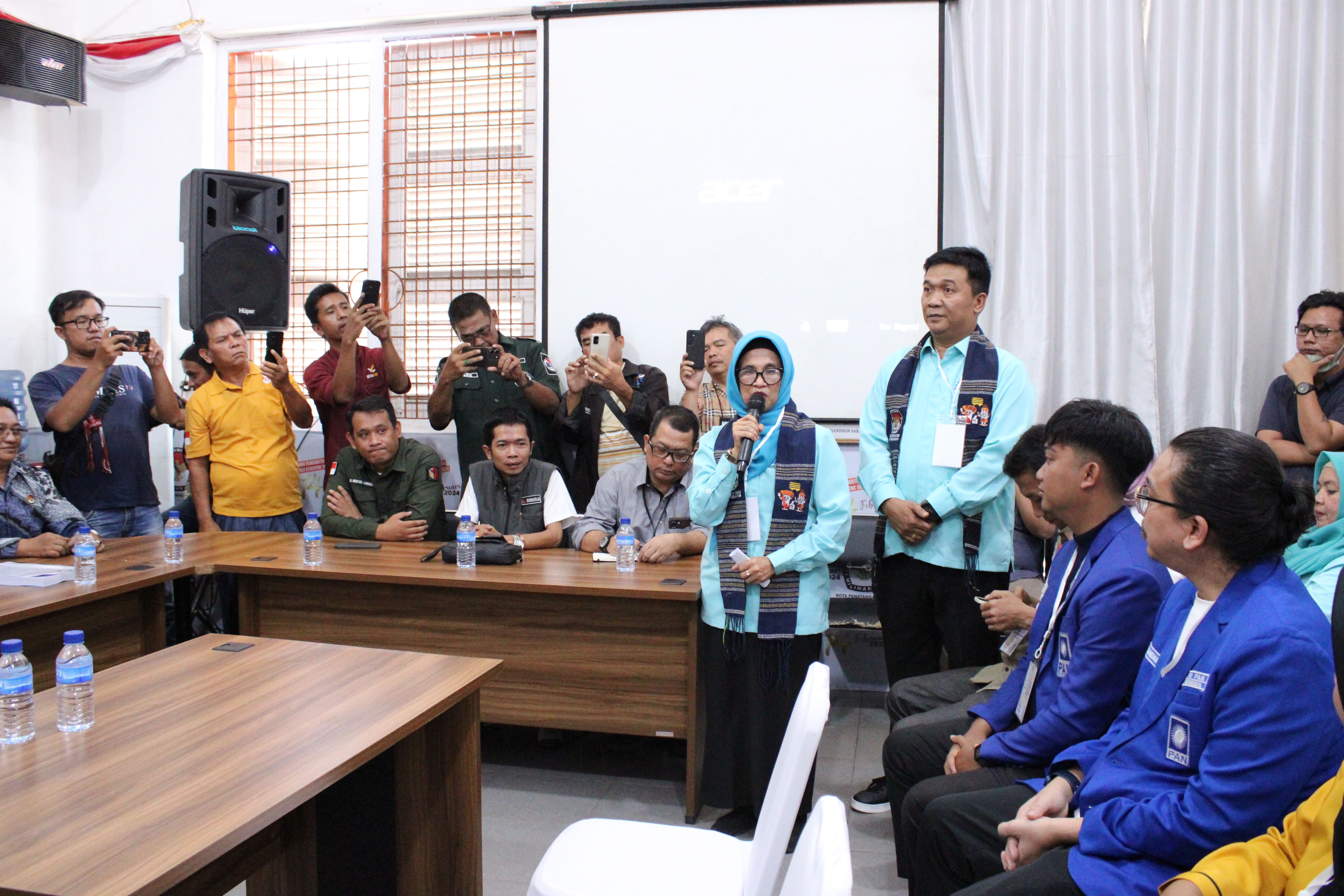 oto : Ketua dan Anggota Bawaslu Kota Pematangsiantar bersama KPU Kota Pematangsiantar dan Salah Satu Pendaftar Pencalonan Kepala Daerah Kota Pematangsiantar