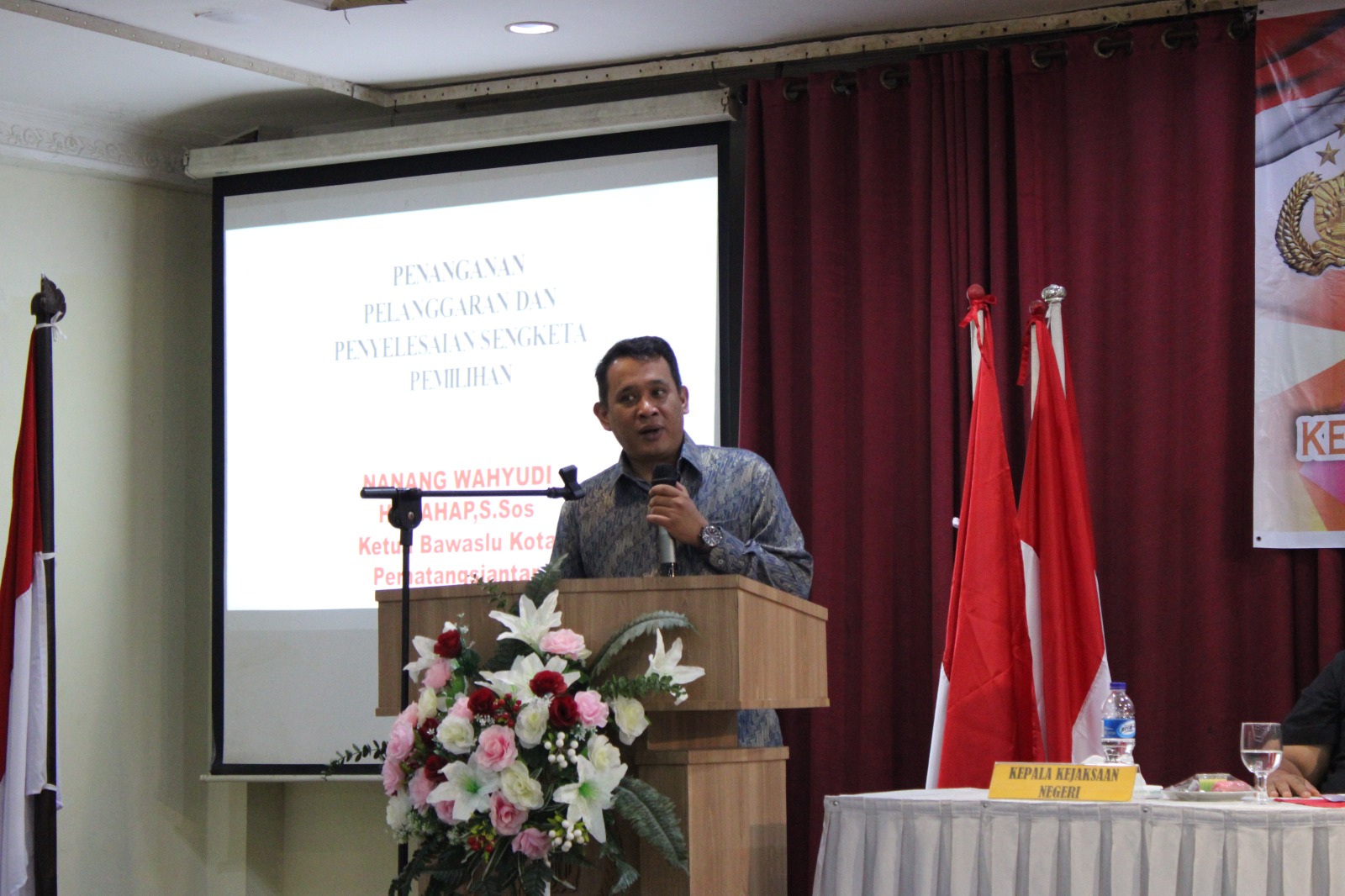 Ketua Bawaslu Kota Pematangsiantar Nanang Wahyudi Harahap, S.Sos memberi Paparan Materi di Rapat Koordinasi Lintas sektoral Mantap Praja Toba 2024.