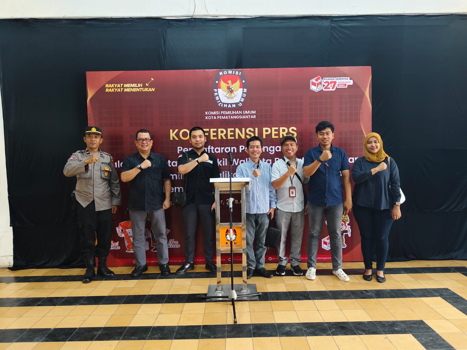 Anggota Bawaslu kota Pematangsiantar beserta staf dan kepolisian