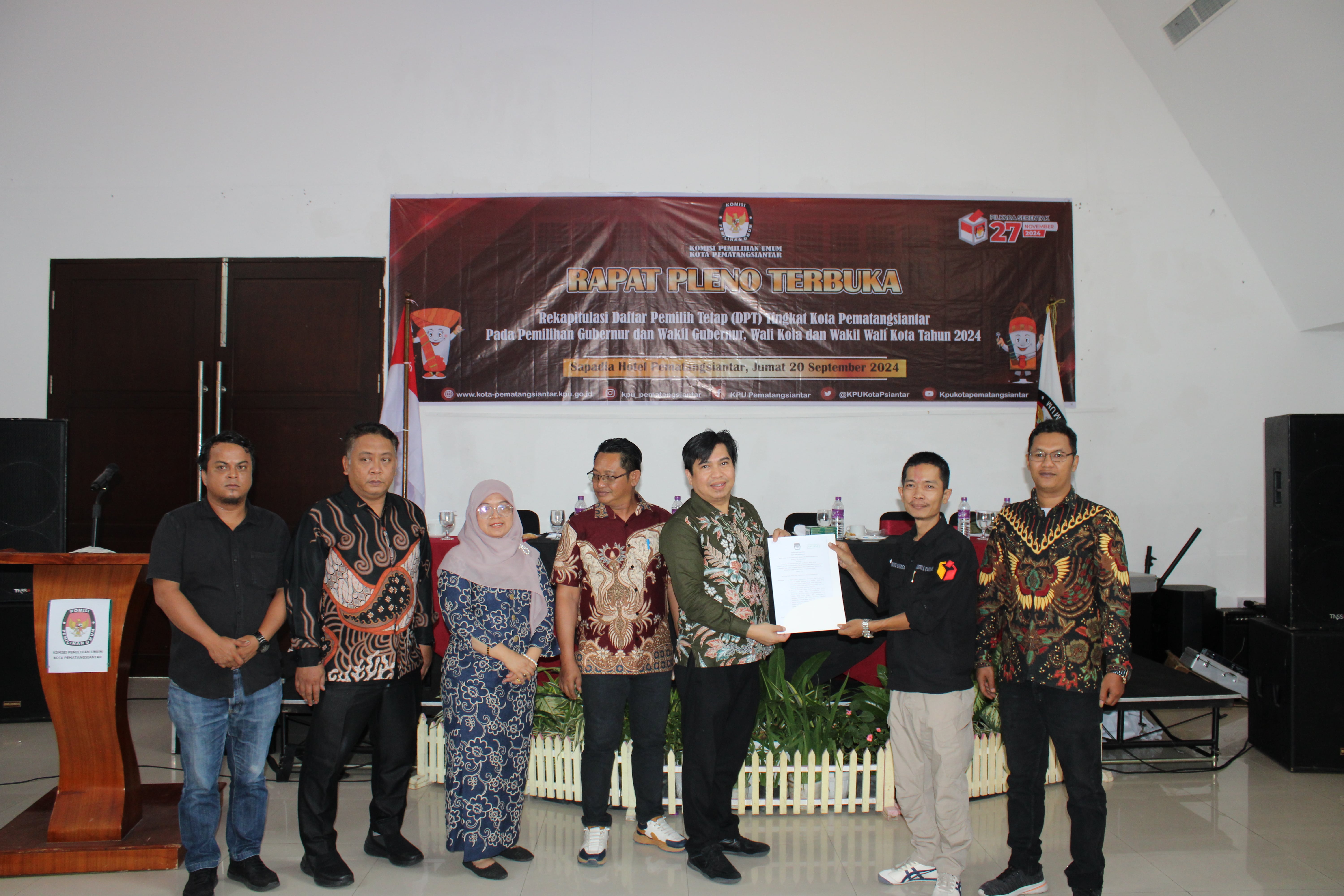 Anggota Bawaslu Kota Pematangsiantar Frenki Dermanto Sinaga Menerima Berita Acara Penetapan DPT Pilkada Tahun 2024.