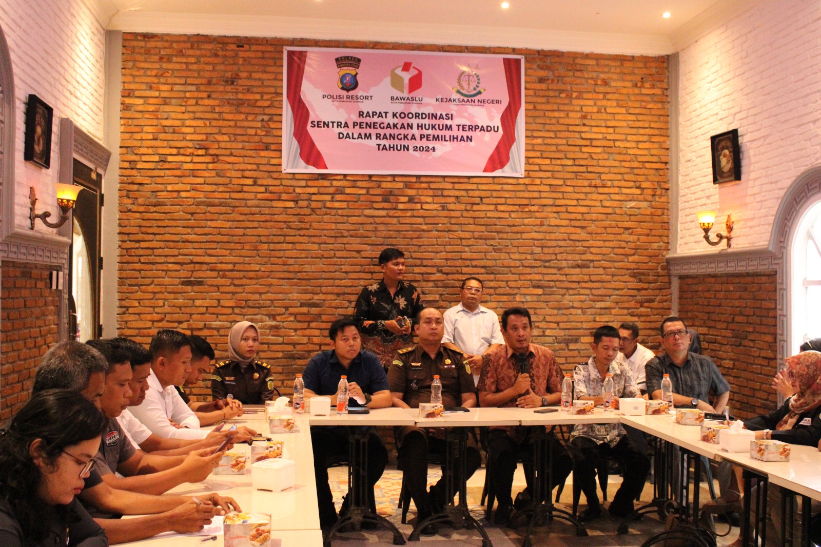 Ketua Bawaslu Kota Pematangsiantar Nanang Wahyudi Harahap, S.Sos. Membuka Rapat Koordinasi Penegakan Hukum Terpadu (GAKKUMDU) Pada dalam Rangka Pemilihan Tahun 2024 di Pematangsiantar, Selasa (10/09/2024).