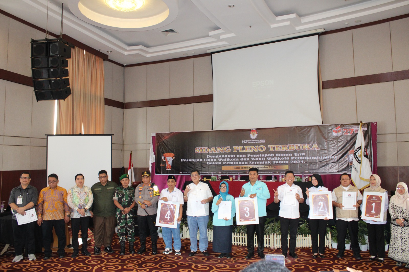 Foto Bersama Bawaslu Kota Pematangsiantar dan KPU serta  pasangan calon Walikota dan Wakil Walikota Siantar untuk Pilkada Siantar tahun 2024 di Hotel Sapadia