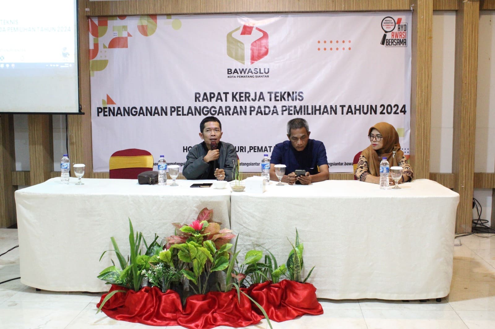 Anggota Bawaslu kota Pematangsiantar Frenki Dermanto Sinaga Membuka Kegiatan bersama Koordinator Sekretariatdan SPK Bawaslu Kota Pematangsiantar.