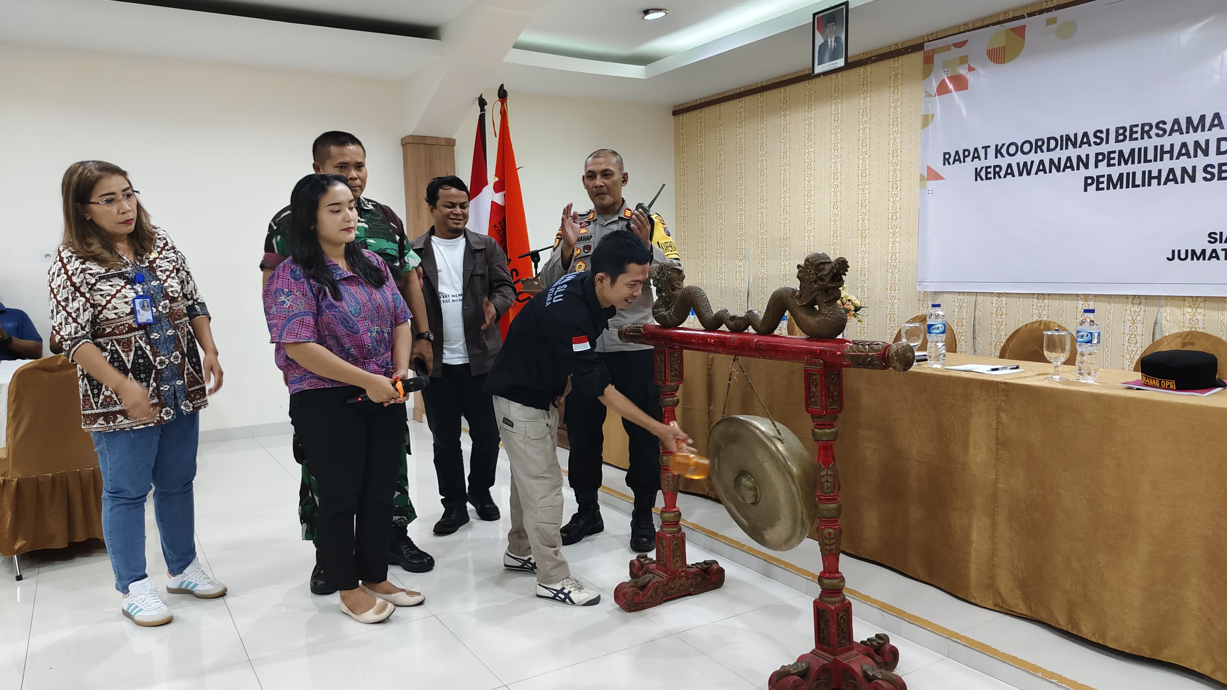 Koordinator Divisi Hukum, Pencegahan, Parmas dan Humas Bawaslu Kota Pematangsiantar Frenki dermanto Sinaga memukul gong pada rapat Kordinasi bersama Stakeholder dan peluncuran peta kerawanan Pemilihan di kota Pematangsiantar pada Pemilihan serentak Tahun 2024 di Siantar Hotel Jumat (04/10/2024) .