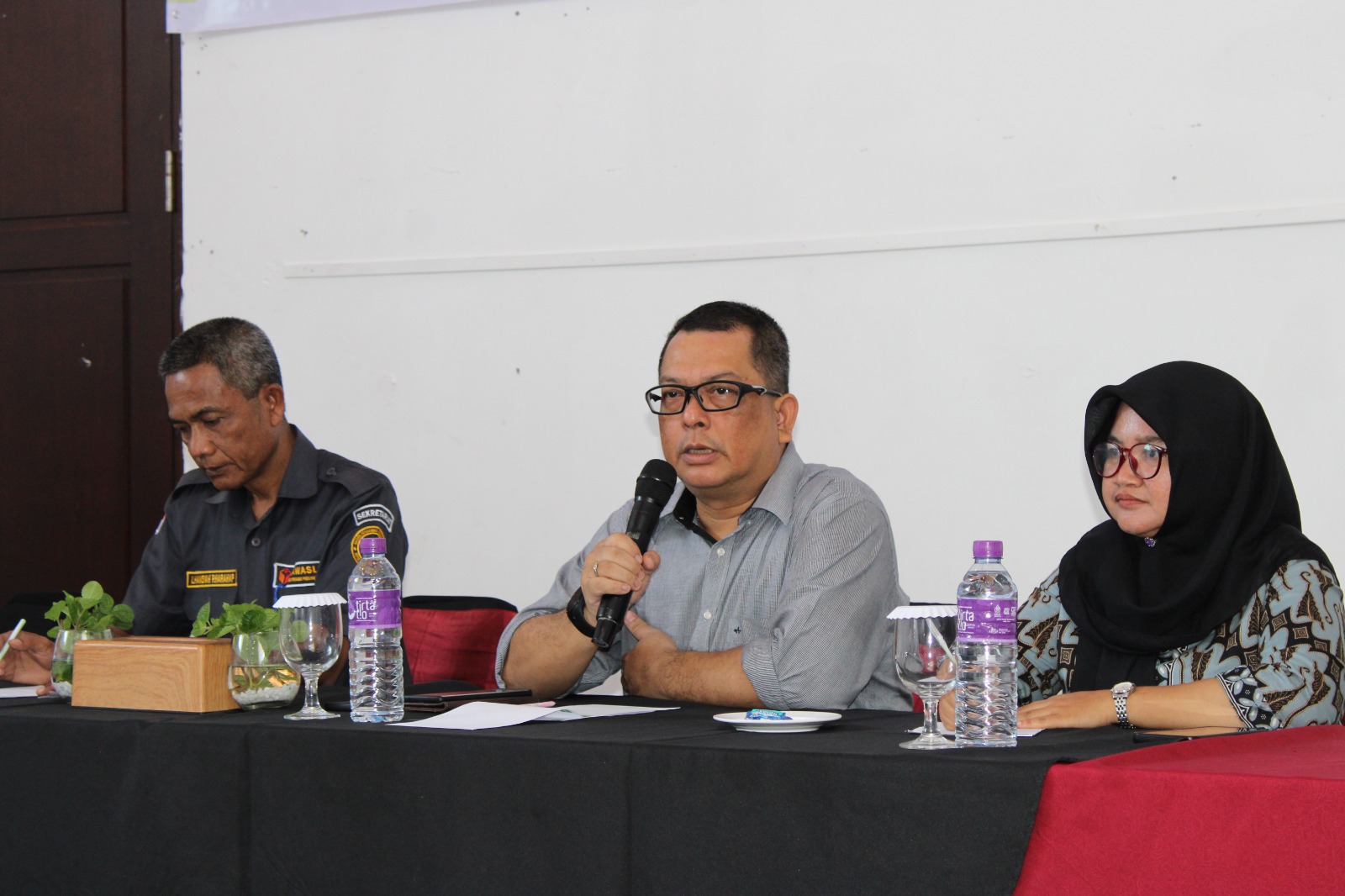 Anggota Bawaslu Kota Pematangsiantar Koordinator divisi Penindakan Pelanggaran dan Penyelesaian Sengketa riky Fernando Hutapea, S.Sos, M.H Membuka Kegiatan Rakernis Rakernis Pelatihan Penyelesaian Sengketa Pilkada 2024 di Hotel Sapadia Kota Pematangsiantar.