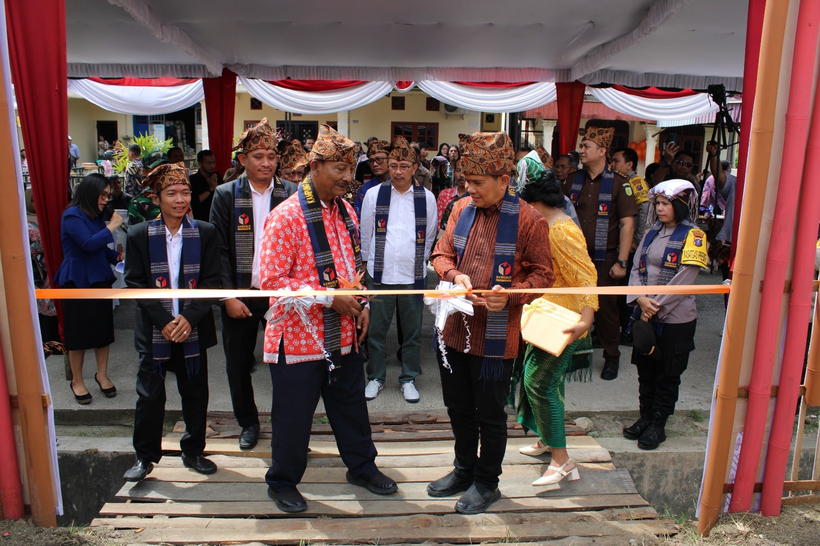 Anngota Bawaslu Provinsi Sumatera Utara Suhadi Suhendar  Situmorang dan Bawaslu Kota Pematangsiantar serta Forkofimda Kota Pematangsiantar Pengguntingan pita Kampung Pengawasan Partisipasi Kota Pematangsiantar