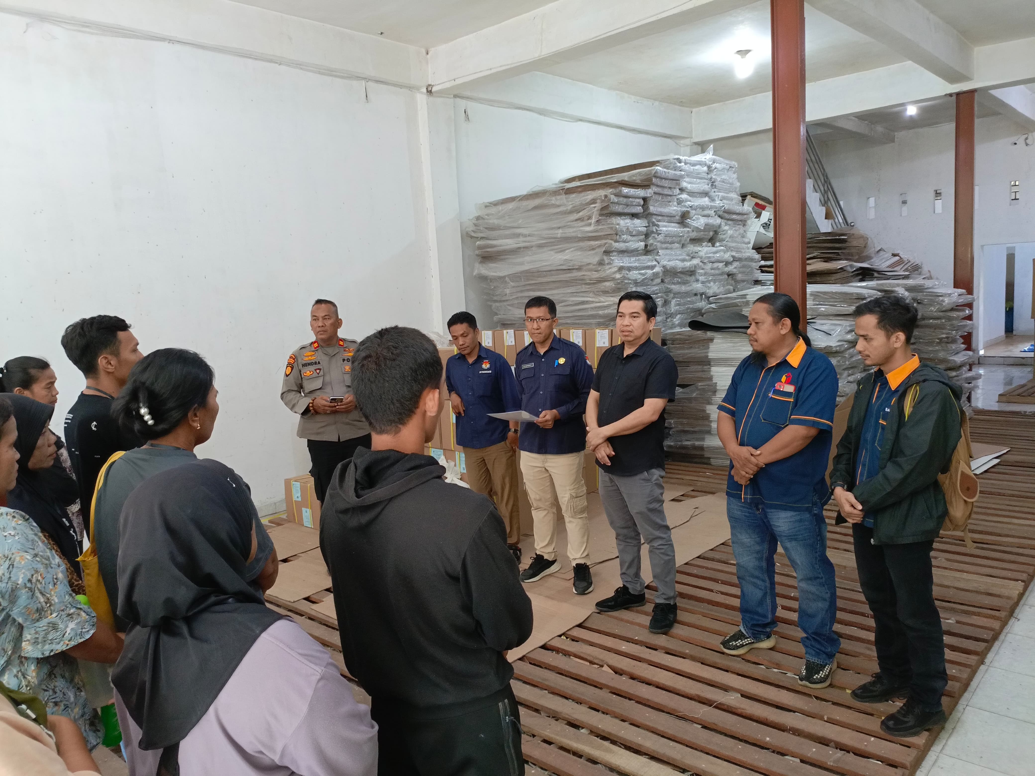 KPU Kota Pematangsiantar bersama Bawaslu Kota Pematangsiantar dan Panwascam Siantar martoba dalam Pengarahan Sorlip di Gudang KPU jl.medan KM.5,6 Kota Pematangsiantar.