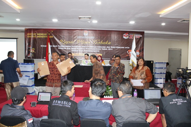Rapat pleno rekapitulasi hasil penghitungan perolehan suara pemilihan gubernur dan wakil gubernur Sumut serta wali kota dan wakil wali Kota Pematangsiantar