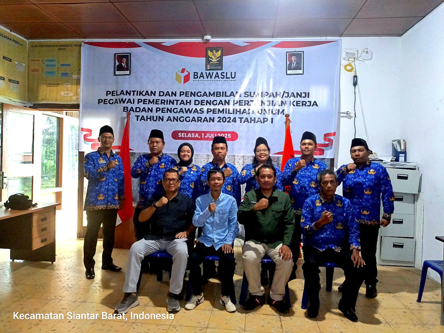 Foto bersama Pimpinan dan PPPK Bawaslu Kota Pematangsiantar yang baru dilantik