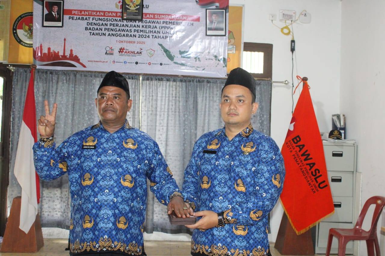 Staf Bawaslu Kota Pematang Siantar Juneidi maris Chander Sinaga mengikuti Pelantikan dan Pengambilan Sumpah/Janji Pegawai Pemerintah dengan Perjanjian Kerja (PPPK) Tahun Anggaran 2024 Tahap II, yang dilaksanakan secara daring pada Rabu (1/10/2025).