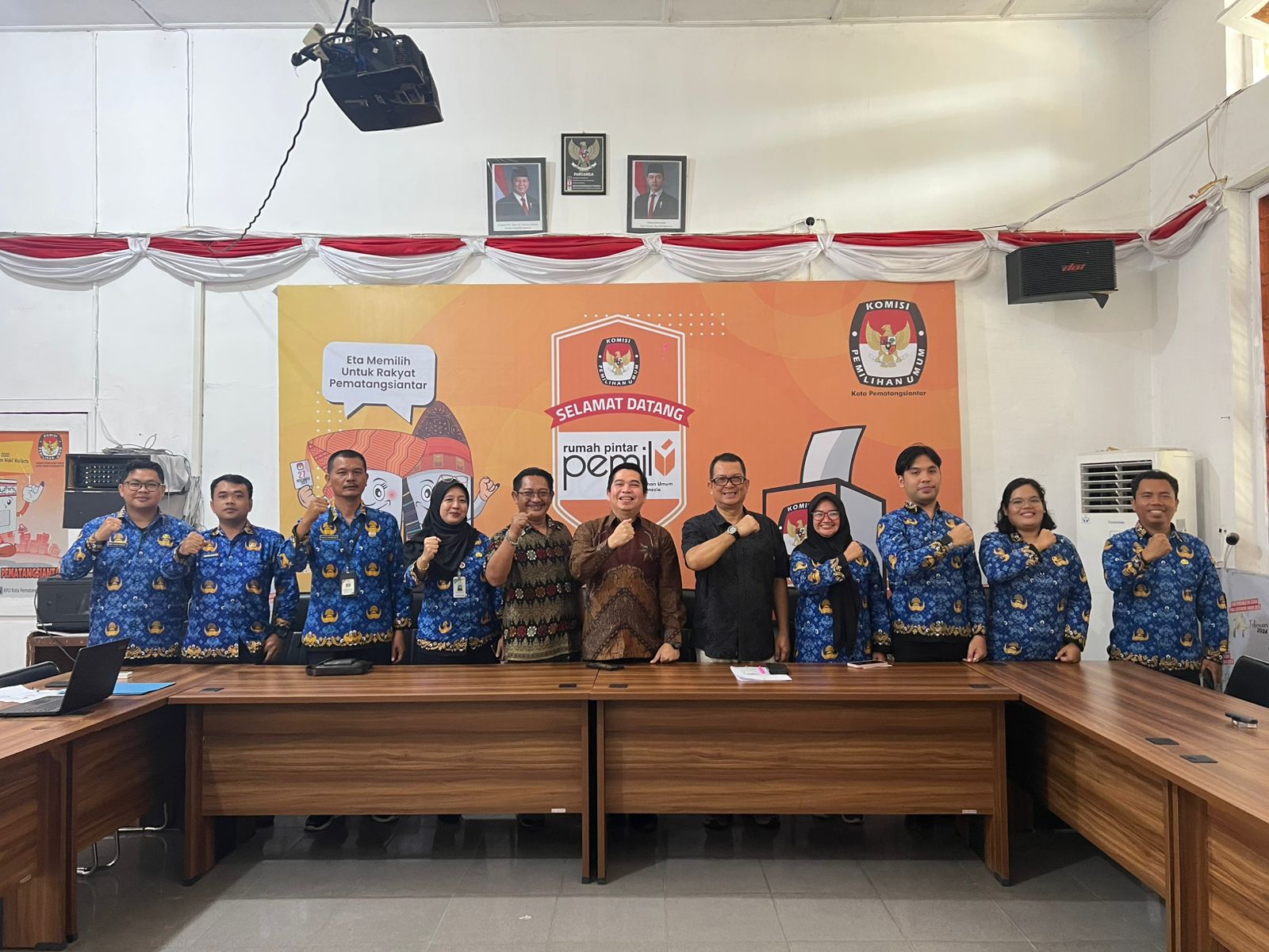 Foto bersama Bawaslu dan KPU kota Pematangsiantar.