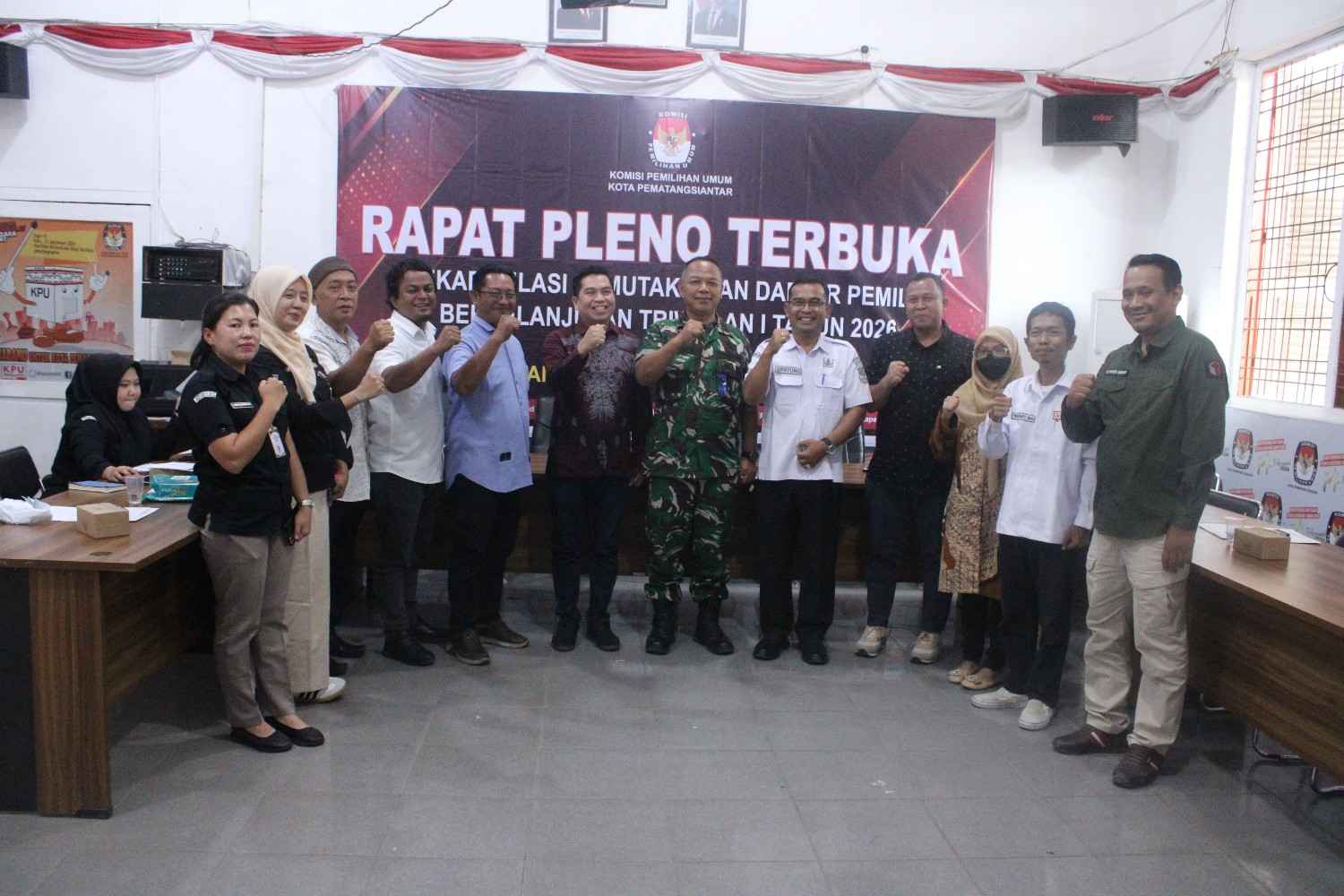 Foto bersama anggota Bawaslu Kota Pematangsiantar, KPU Kota Pematangsiantar dan stakeholder terkait usai Rapat Koordinasi Persiapan Rekapitulasi Daftar Pemilih Berkelanjutan (DPB) Triwulan I Tahun 2026 di kantor KPU Kota Pematangsiantar, Rabu (1/4/2026)