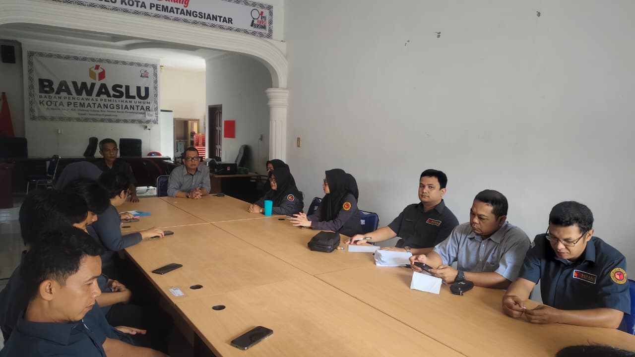 Bawaslu Kota Pematangsiantar menggelar kegiatan Rapat di Kantor Penanganan Pelanggaran Pemilu dengan tema “Penyusunan Kajian Dugaan Pelanggaran Pemilu”.
