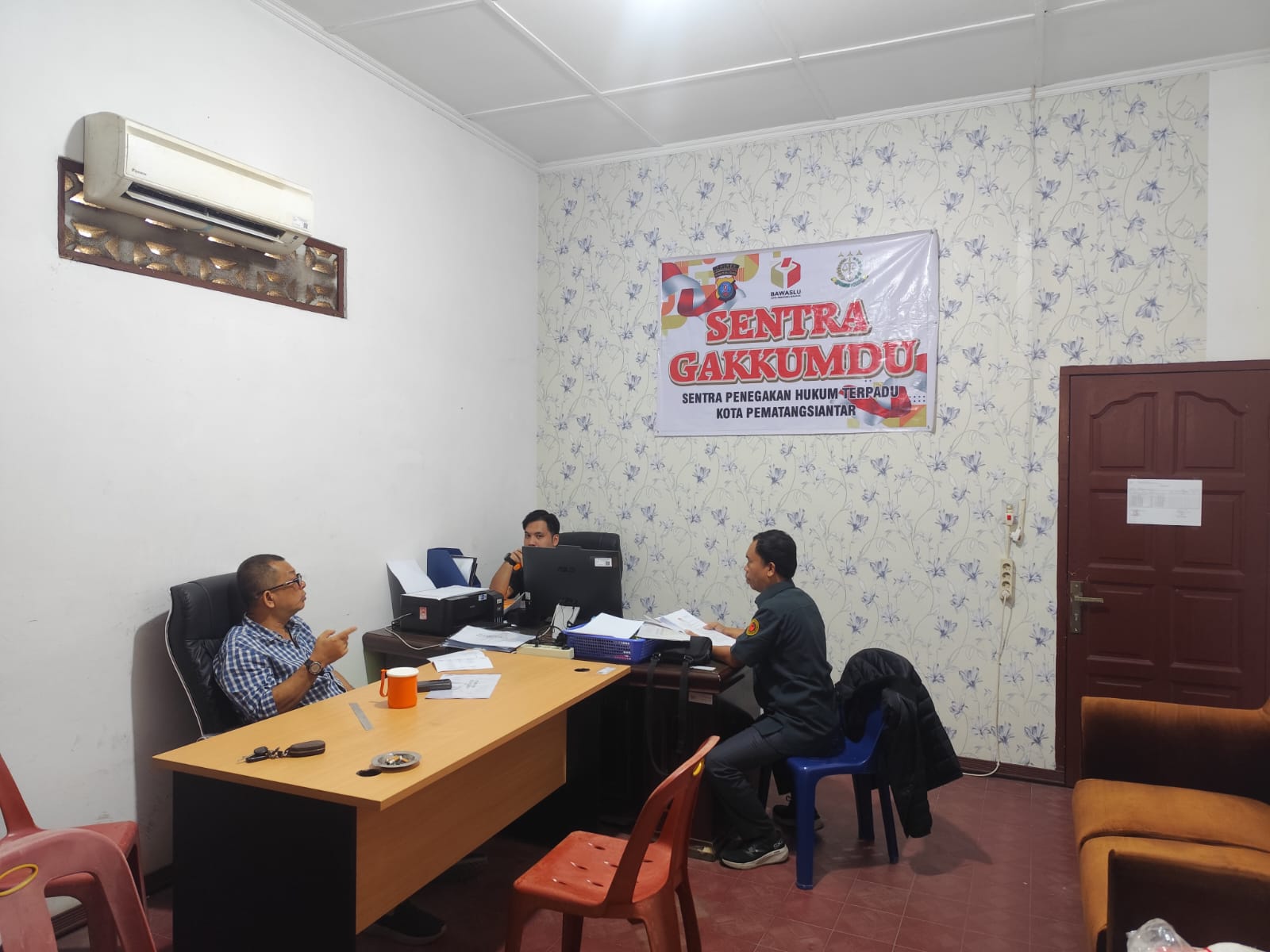 Koordinator Divisi Penanganan Pelanggaran dan Penyelesaian Sengketa Bawaslu Kota Pematangsiantar Riky Fernando Hutapea diskusi internal bersama  staf (25/5/2026).