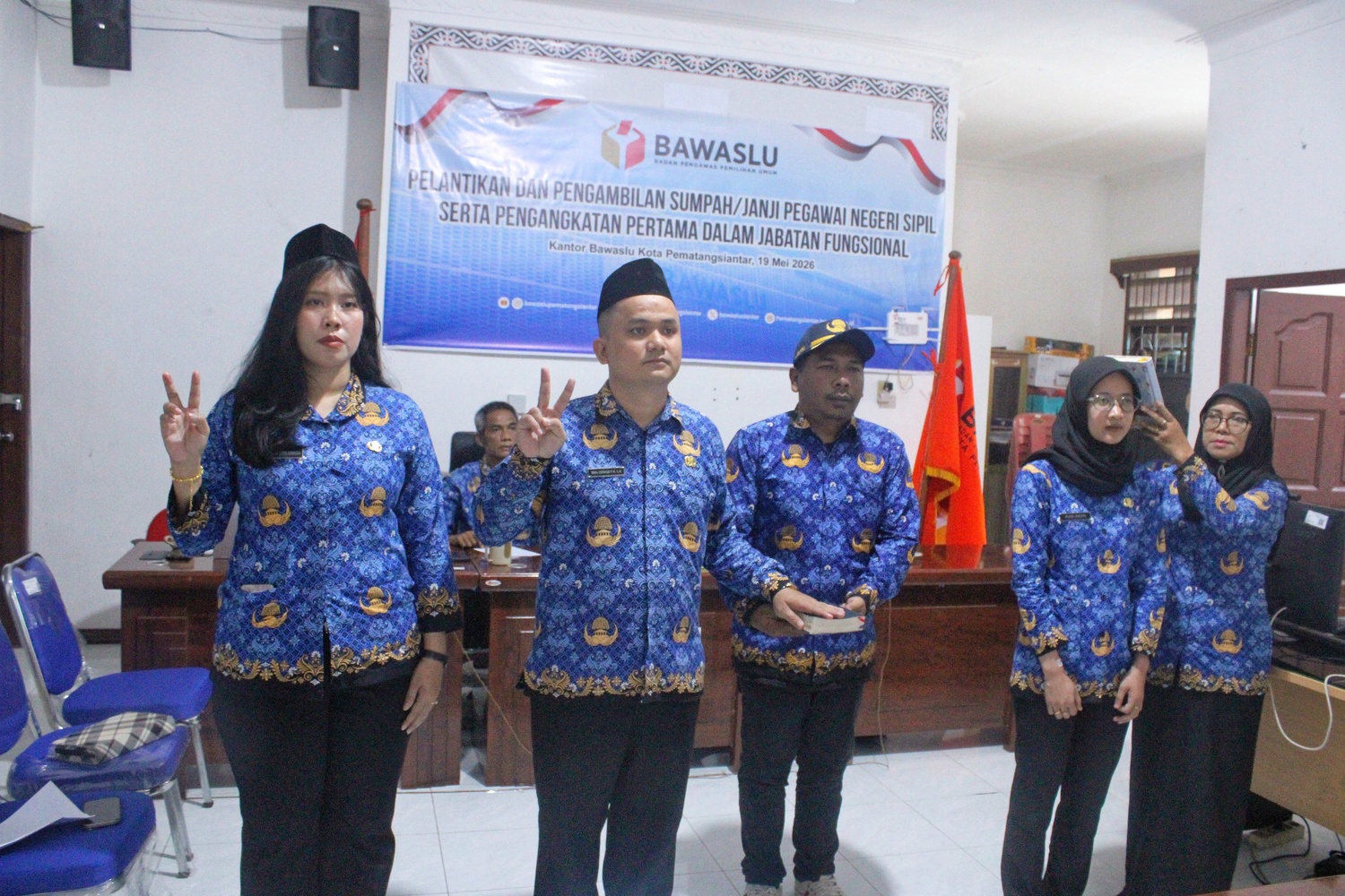 Tiga staf Bawaslu Kota Pematangsiantar Mengambil Sumpah dan Janji menjadi PNS secara daring, Selasa (19/5/2026).