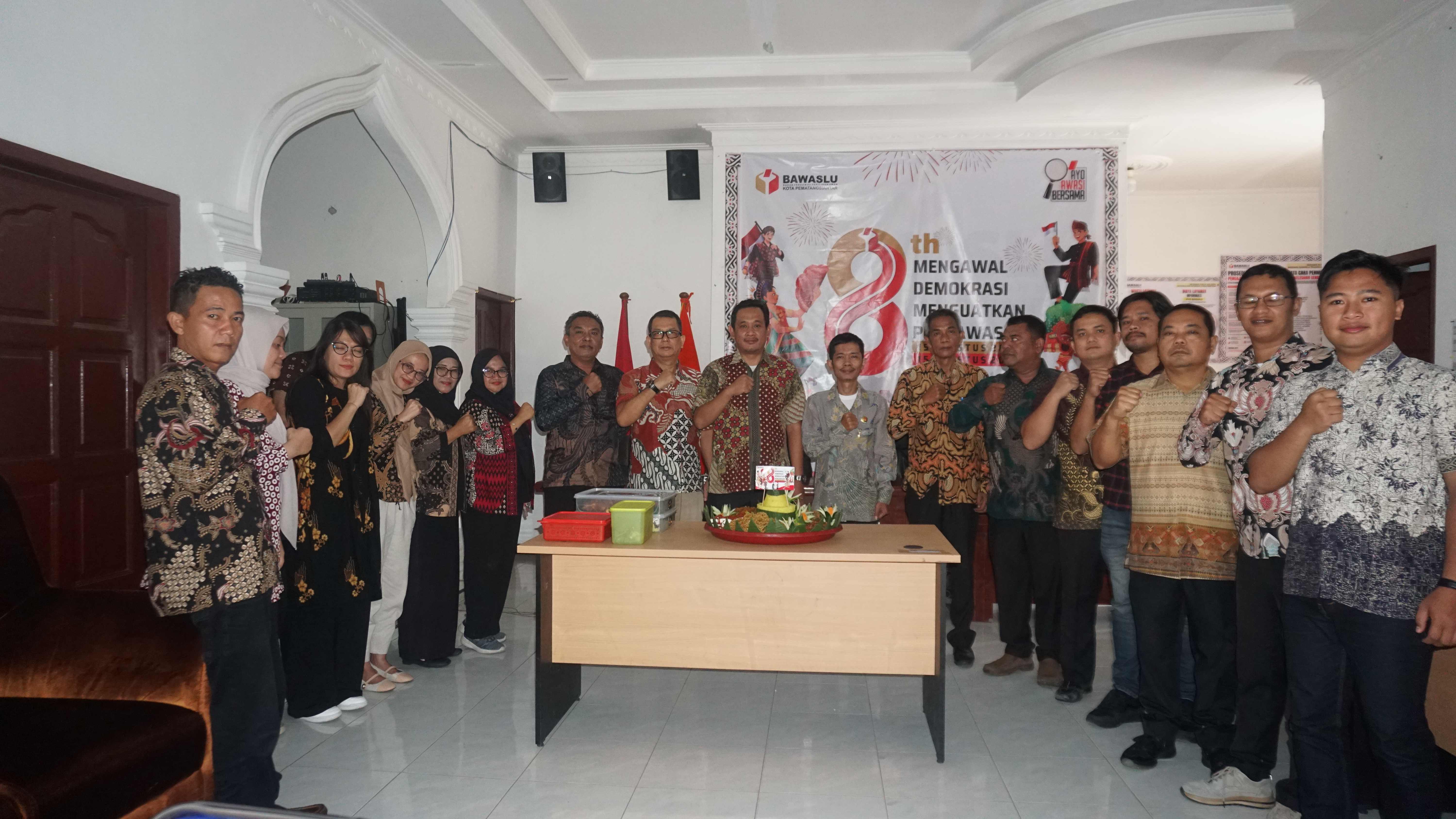 Foto bersama Keluarga besar Bawaslu Kota Pematangsiantar dalam acara HUT bawaslu Kabupaten / Kota ke-8.