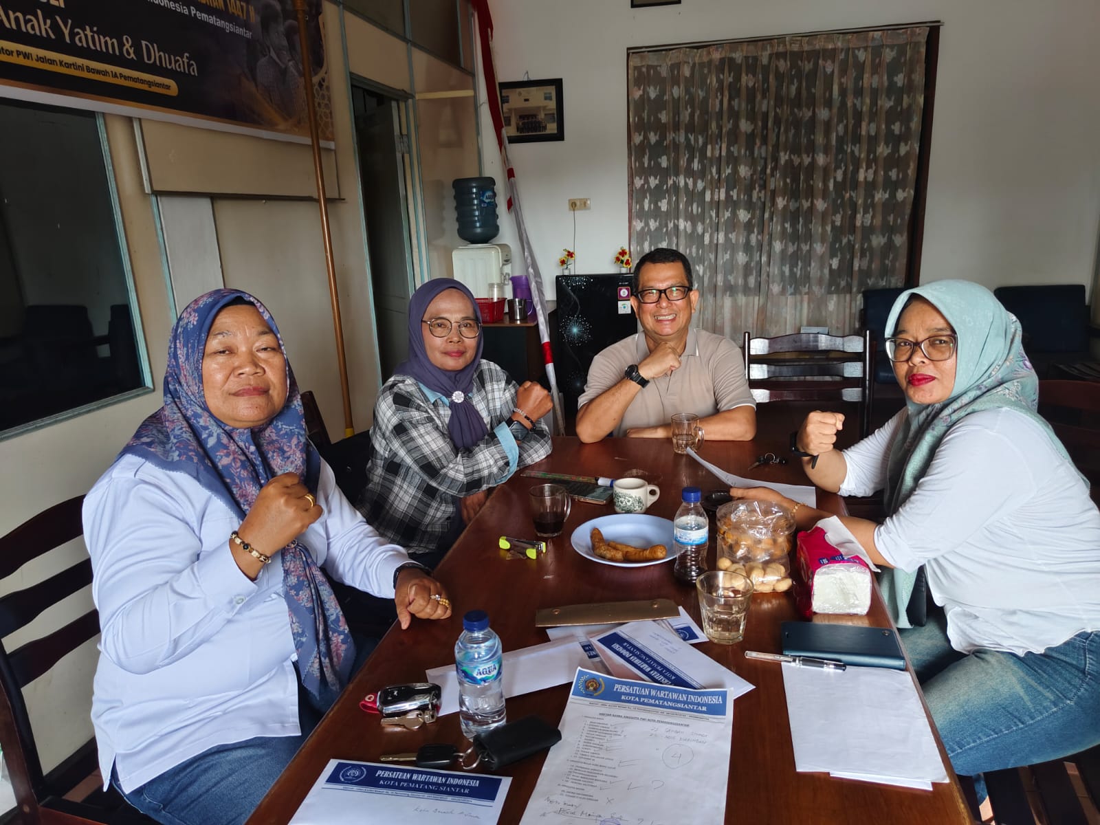 Badan Pengawas Pemilihan Umum Kota Pematangsiantar Riky Fernando Hutapea Konsolidasi demokrasi dengan pengurus PWI Kota Pematangsiantar, Surati (Ketua) , Rahayu (Sekretaris) PWI, Netty Herawatu (Bendahara) di kantor PWI.
