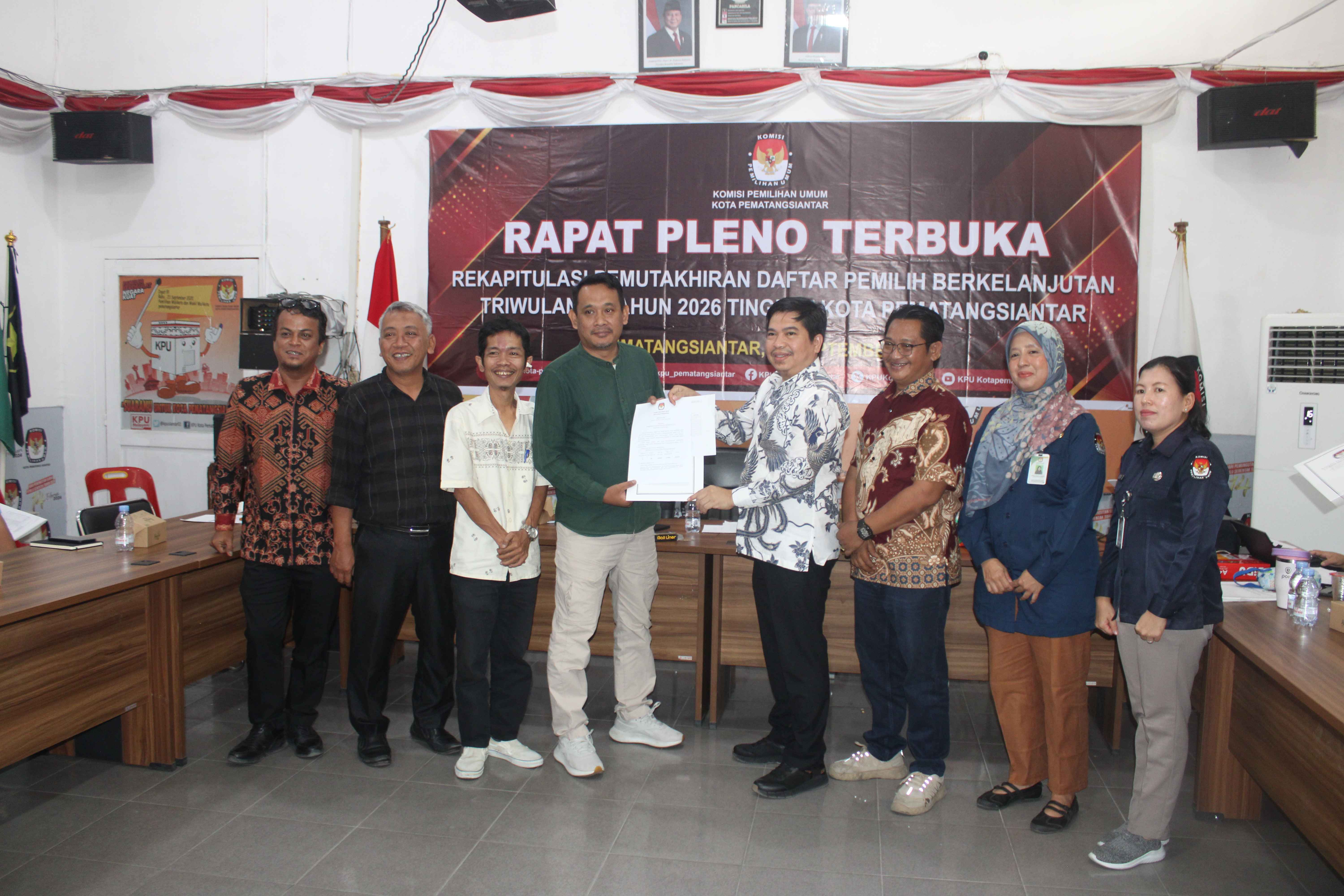 Ketua Bawaslu Kota Pematangsiantar Menerima salinan Berita Acara Rekapitulasi Daftar Pemilih Berkelanjutan Triwulan III Tahun 2026 saat Rapat Persiapan Pleno PDPB TW III Tahun 2026 di Kantor KPU Kota Pematangsiantar Telah Usai, Selasa (29/09/2026).