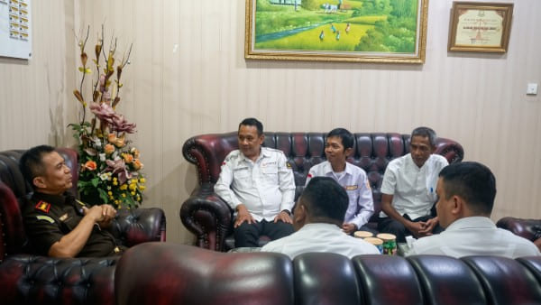 Ketua dan Anggota Bawaslu Serta Jajaran Sekretariatan Bawaslu Kota Pematangsiantar sedang Berbincang dengan kepala kejaksaan negeri Kota Pematangsiantar.