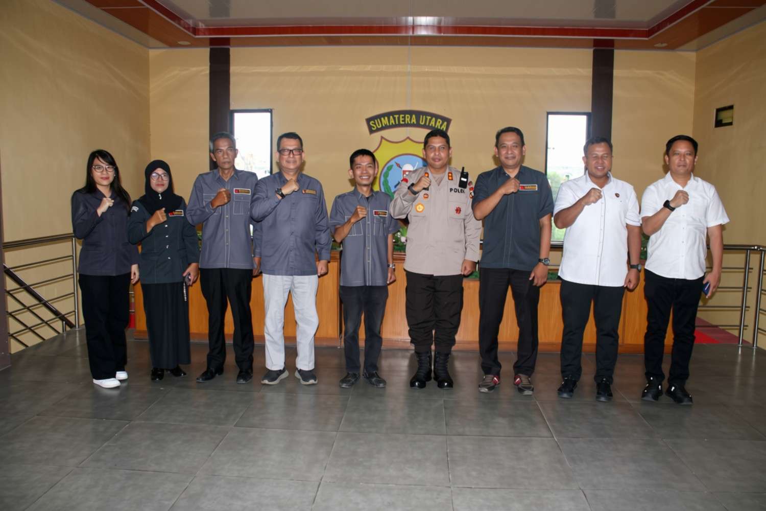 Bawaslu Kota Pematangsiantar bersama Kapolres Kota Pematangsiantar AKBP Dhana Noer Kurniawan, S.H., S.I.K., M.M.,Kasat Intelkam AKP Hary Isdyanto, S.H., M.H, dan Kanit Politik Intelkam Polres. IPDA. Jan Sinaga Polres Kota Pematangsiantar usai pelaksanaan audiensi.