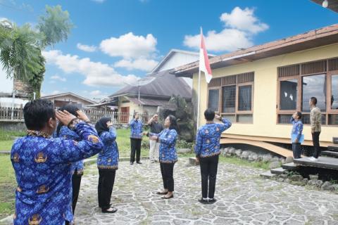 Bawaslu Kota Pematangsiantar melaksanakan Upacara Peringatan Hari Pahlawan di Sekretariat Bawaslu Kota Pematangsiantar.