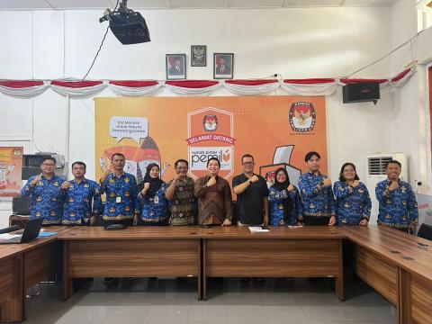 Foto bersama Bawaslu dan KPU kota Pematangsiantar.