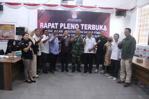 Foto bersama anggota Bawaslu Kota Pematangsiantar, KPU Kota Pematangsiantar dan stakeholder terkait usai Rapat Koordinasi Persiapan Rekapitulasi Daftar Pemilih Berkelanjutan (DPB) Triwulan I Tahun 2026 di kantor KPU Kota Pematangsiantar, Rabu (1/4/2026)