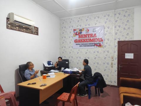 Koordinator Divisi Penanganan Pelanggaran dan Penyelesaian Sengketa Bawaslu Kota Pematangsiantar Riky Fernando Hutapea diskusi internal bersama  staf (25/5/2026).