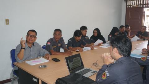 Jajaran Pengawas Bawaslu Kota Pematangsiantar Mendengarkan Tata cara Penerimaan Laporan dugaan pelanggaran pemilu (SIMPEL) Senin(8/2/2026).