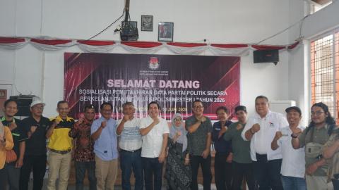 foto bersama Bawaslu Kota Pematangsiantar , KPUKota Pematangsiantar, Partai Politik usai Sosialisasi Pemutakhiran Data Partai Politik secara Berkelanjutan melalui Sistem Informasi Partai Politik (Sipol) Semester I Tahun 2026.(10/6)