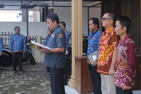 Ketua Bawaslu Kota Pematangsiantar Nanang Wahyudi Harahap Membacakan naskah pidato Kepala Badan Pembinaan Ideologi Pancasila (BPIP) Republik Indonesia.