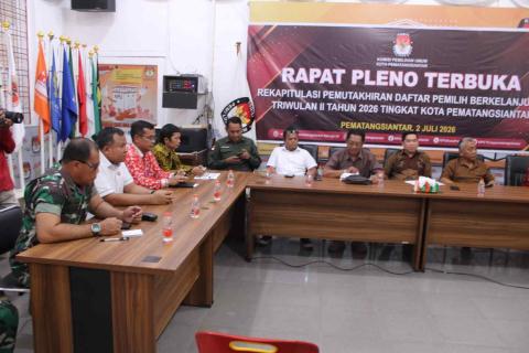 Ketua dan anggota Bawaslu Kota Pematangsiantar Mengikuti Rapat Pleno Terbuka Rekapitulasi Daftar Pemilih Berkelanjutan (PDPB) Triwulan II Tahun 2026 di Kantor KPU Kota Pematangsiantar, Kamis (2/7/2026).