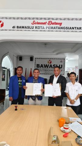 Foto Bersama Ketua Bawaslu Kota Pematangsiantar dan Anggota Bersama Ketua DPC GAMKI Kota Pematangsiantar Serta Sekeretaris DPC  Setelah menandatangani MoU.