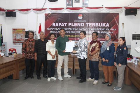 Ketua Bawaslu Kota Pematangsiantar Menerima salinan Berita Acara Rekapitulasi Daftar Pemilih Berkelanjutan Triwulan III Tahun 2026 saat Rapat Persiapan Pleno PDPB TW III Tahun 2026 di Kantor KPU Kota Pematangsiantar Telah Usai, Selasa (29/09/2026).