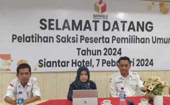 Ketua dan Anggota Bawaslu Kota Pematangsiantar bersama Eks. Ketua Bawaslu Provinsi Sumatera Utara Syafrida Rasahan.