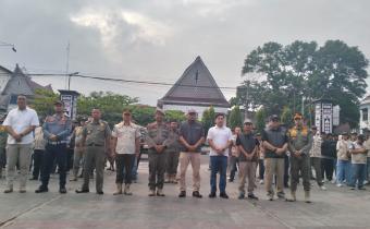 Bawaslu Kota Pematangsiantar bersama Stakeholder, KPU, Panwaslu Kecamatan dan PKD Se-kota Pematngsiantar dalam Apel bersama Penertiban Alat Peraga Kampanye dan Bahan Kampanye.