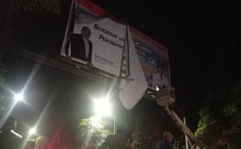 Bawaslu  Kota pematangsiantar bersama Tim gabungan Pembersihan Billboard di Ruas jalan Merdeka Kota Pematangsiantar.