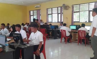 Ketua bawaslu Kota Pematangsiantar Nanang Wahyudi Harahap awasi Langsung Seleksi Tertulis Calon Anggota Panwascam Baru Untuk Pemilihan Serentak Tahun 2024.