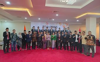 24 Anggota Panwaslu Kecamatan Berfoto Bersama Dengan Komisioner Bawaslu dan Komisioner KPU Kota Pematangsiantar