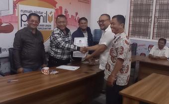 KPU Kota Pematangsiantar Serahkan  Berita Acara Penerimaan Persyaratan Dukungan Bakal pasangan Calon walikota dan Wakil walikota Perseorangan dalam Pemilihan Walikota dan Wakil Walikota Pematangsiantar kepada Hendra Simanjuntak dan Kiswandi.